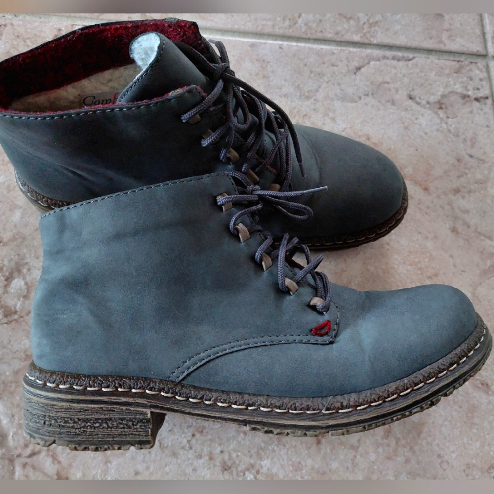Comforto ankle boots size 38.
